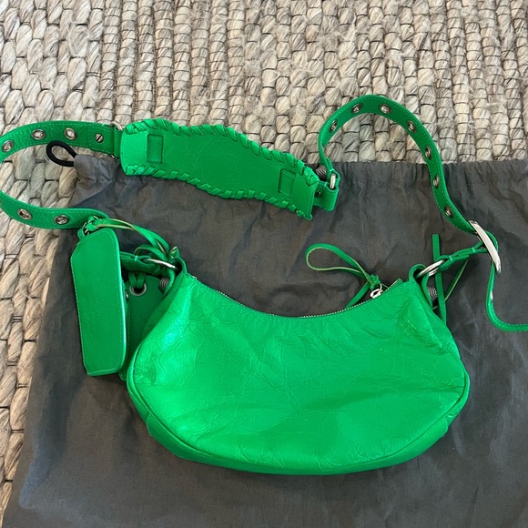 WOMEN'S LE CAGOLE XS SHOULDER BAG IN GREEN
*AUTHENTIC* has receipt & dustbag - Picture 6 of 14
